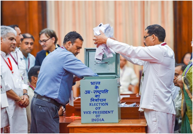 VP Election Cross Voting: उद्धव ठाकरे और शरद पवार के सांसदों ने उपराष्ट्रपति चुनाव में की क्रॉस वोटिंग! शिवसेना नेता के दावों से मचा हड़कंप