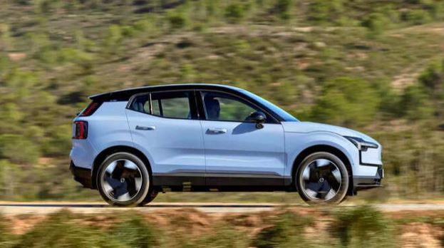 Volvo Electric SUV EX30 : वॉल्वो ने लॉन्च की नई इलेक्ट्रिक SUV EX30, जानें बंपर डिस्काउंट और फीचर्स