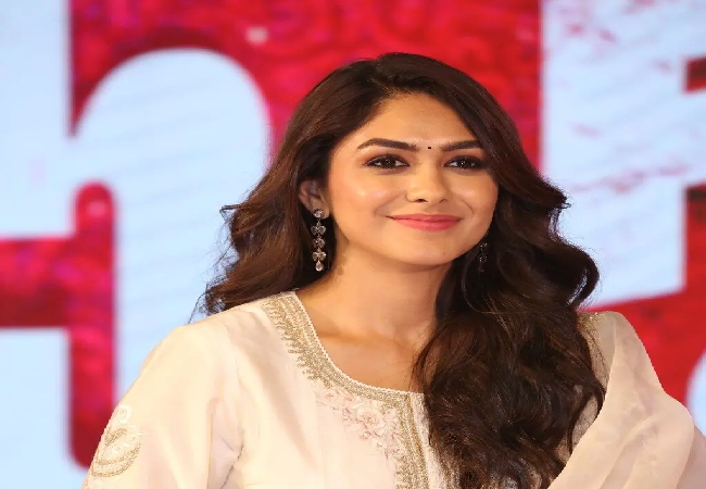 Mrunal Thakur : जानिए क्यों विवादों में घिरी Mrunal Thakur, वायरल हो रहा है ये वीडियो