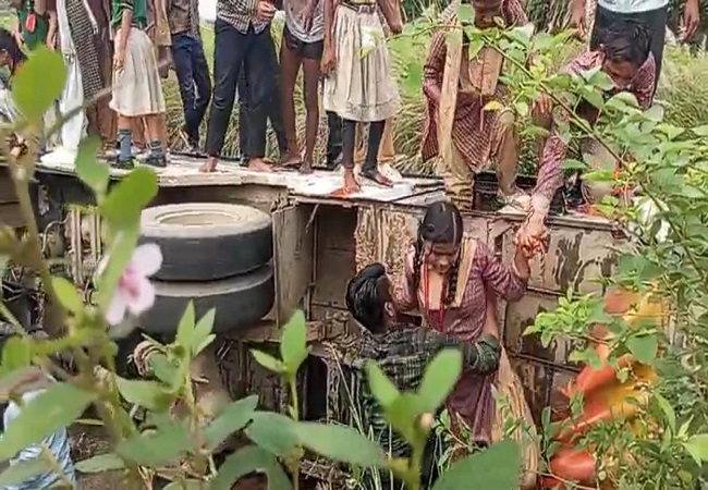 तेज रफ्तार स्कूल की बस बाइक में टक्कर मार पानी से भरे गड्ढे में पलटी, दो की मौत