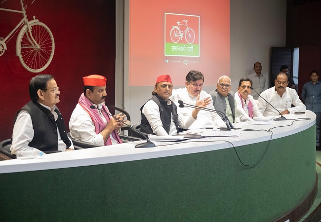 अखिलेश यादव ने यूपी में बीजेपी को सत्ता से बेदखल करने लिए चला ‘लोकल मैनिफेस्टो’ का बड़ा दांव, जानिए क्यों है खास?