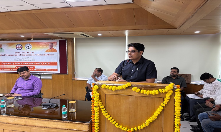 सांप काटने पर चिकित्सक पूरी संवेदनशीलता के साथ पीड़ित का इलाज करें, न कि उसे अन्य अस्पताल भेजें: राहत आयुक्त