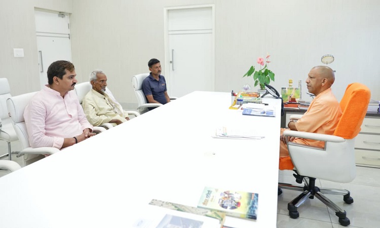 सियाराम उपाध्याय की मौत का मामला: सीएम से मिला पीड़ित परिवार, सख्त कार्रवाई का मिला भरोसा