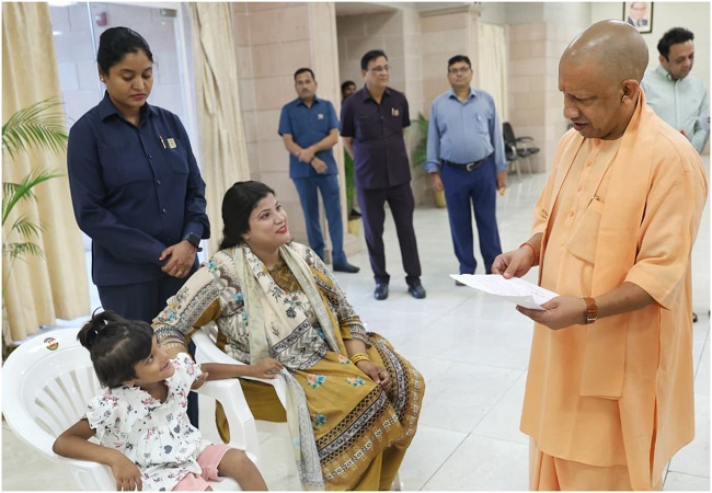 Video- मायरा बोली मेरा एडमिशन करा दीजिए , मैं बड़ी होकर डॉक्टर बनना चाहती हूं, सीएम योगी ने अधिकारियों को दिए ये निर्देश