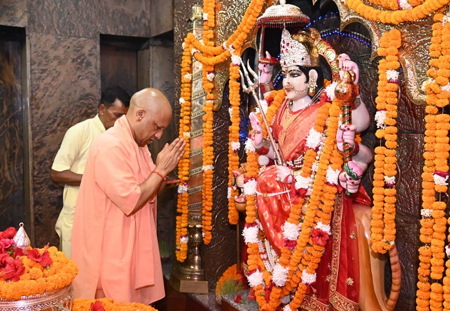 दंगाइयों को योगी ने चेताया : देवीपाटन में बोले- ‘प्रदेश में अराजकता और दंगा करने की हिम्मत की तो जहन्नुम का दूंगा टिकट’