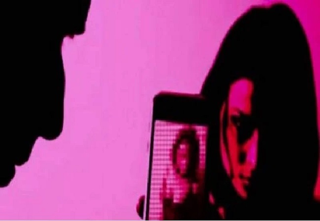 महिला डाक्टर ने फर्जी इंस्टाग्राम आईडी बना सहेली की निजी फोटो की शेयर