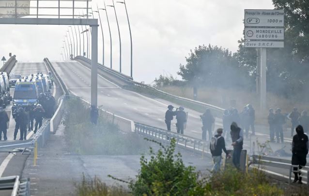 फ्रांस में भी सड़कों पर उतरे लोग, प्रदर्शनकारियों से हुई पुलिस की झड़प, कई जगहों पर आगजनी