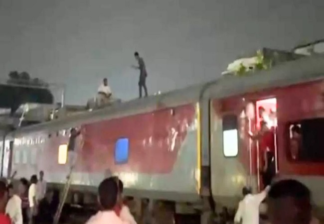 वायरल वीडियो- काशी एक्सप्रेस में सीट को लेकर हुआ विवाद तो ट्रेन की छत पर चढ़ गया युवक, किया जमकर हंगामा