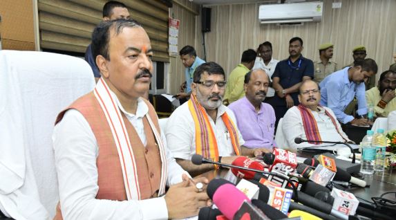 बस्ती में प्रशासनिक अधिकारियों के साथ केशव मौर्य ने की समीक्षा बैठक, विकास कार्य में गति लाने के दिए निर्देश