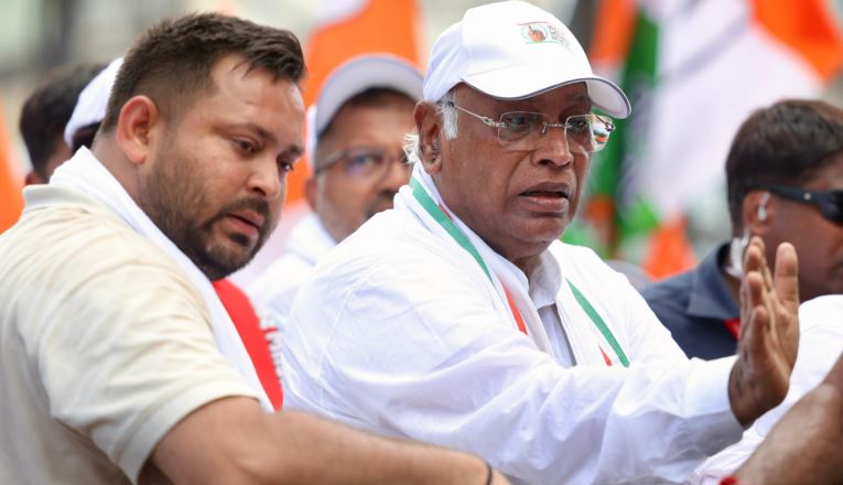 नीतीश जी खुद चल कर हम लोगों के पास आए थे लेकिन वे डरकर पलट गए, उनमें अन्याय के खिलाफ लड़ने की ताकत नहीं: खरगे