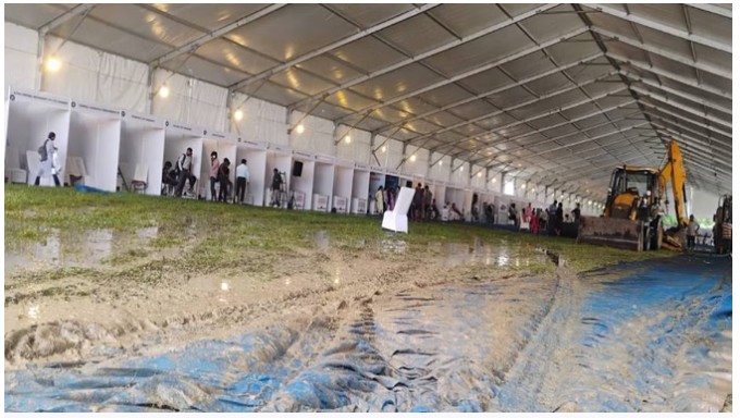 Lucknow Mahotsav 2025: लखनऊ महोत्सव में बारिश से प्लेसमेंट काउंटर में भरा कीचड़, 25 हजार युवाओं के लिए नौकरी का सपना पड़ा फीका