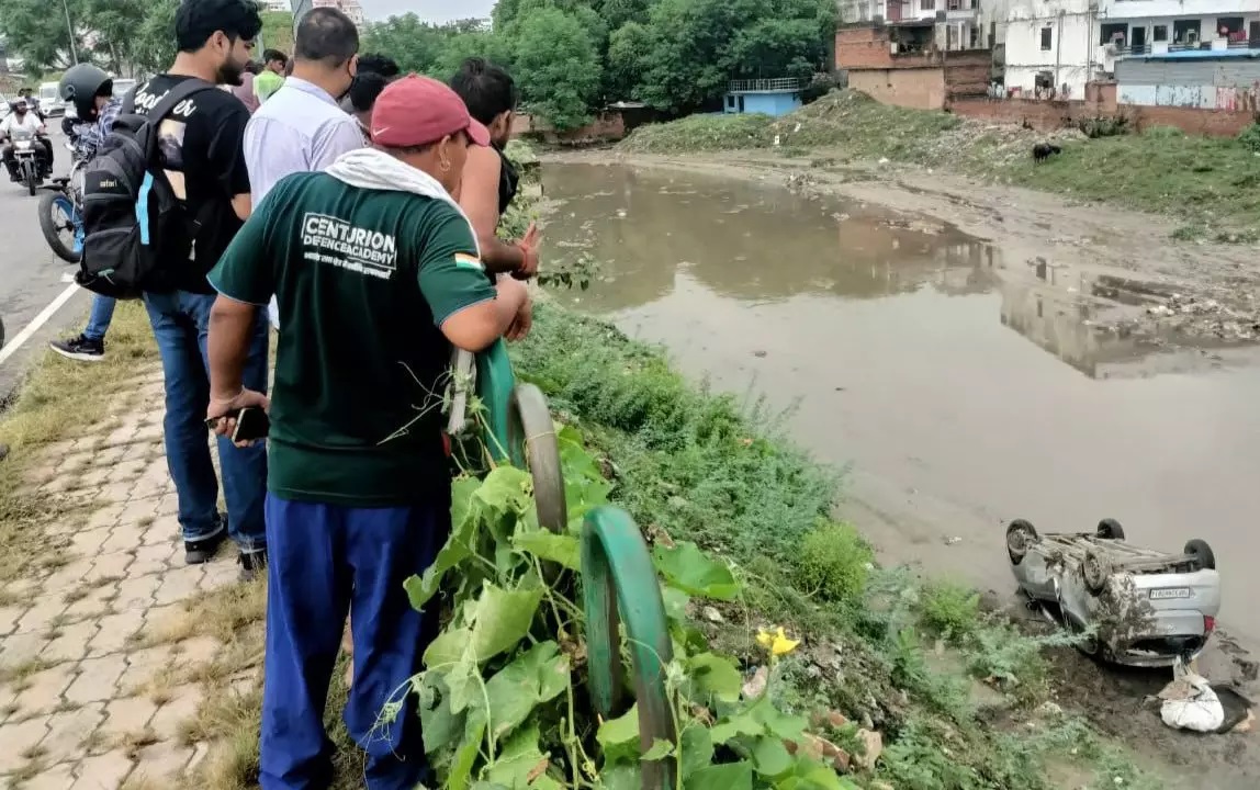 VIDEO-लखनऊ में कुकरैल बंधे पर तेज रफ़्तार कार अनियंत्रित होकर नाले में गिरी, चालक बुरी तरह घायल