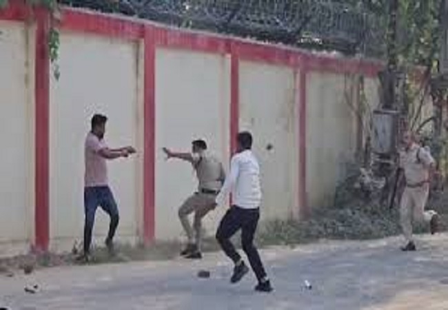 वायरल वीडियो- ग्वालियर में बीच सड़क पर युवक ने युवती को मारी गोली, पुलिस ने आंसू गैस छोड़ आरोपी को किया गिरफ्तार