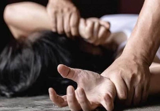 गोरखुपर मे युवती ने पहले किया युवक का रेप, फिर अंतरंग फोटो खीच करने लगी ब्लैकमेल: मुकदमा दर्ज