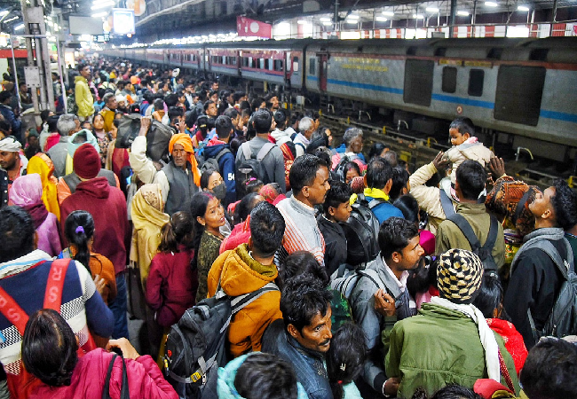 Charbagh Railway Station: ट्रेन में डरे और चुपचाप बैठे थे 5 बच्चे, RPF ने पूछा- कहां? जवाब जानकर पुलिस के उड़े होश