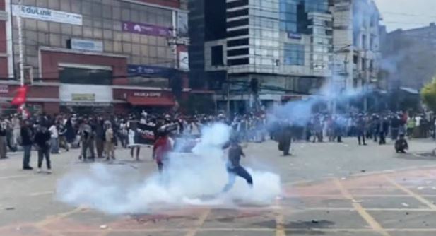 सोशल मीडिया पर बैन से मचा बवाल: नेपाल में सड़कों पर उतरे लोग, संसद भवन में भी घुसे, 14 की मौत