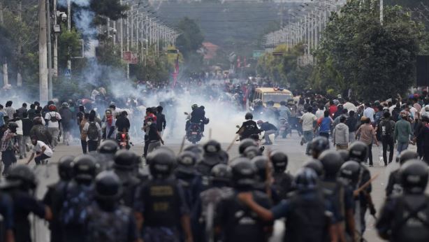 नेपाल के गृहमंत्री रमेश लेखक ने दिया इस्तीफा, विरोध-प्रदर्शन के बीच 16 की मौत, बड़ी संख्या में लोग घायल