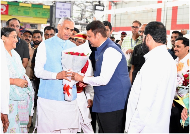 महाराष्ट्र के राज्यपाल का कार्यभार संभालने ट्रेन से मुंबई पहुंचे आचार्य देवव्रत, सीएम फडणवीस ने किया स्वागत