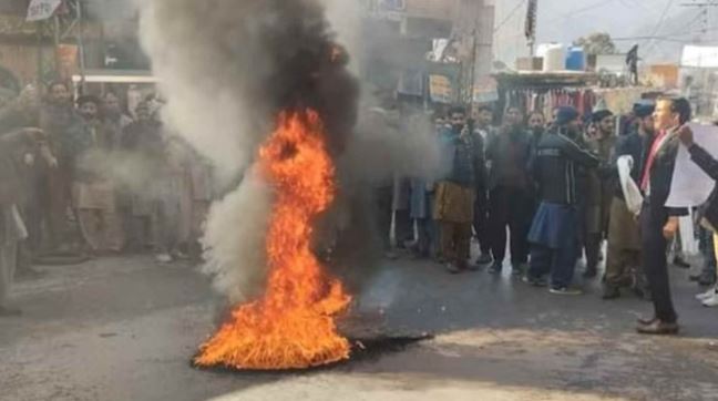 पाकिस्तान में बिगड़े हालात: सरकार के खिलाफ पीओके में सड़कों पर उतरे लोग, इंटरनेट किया गया बंद
