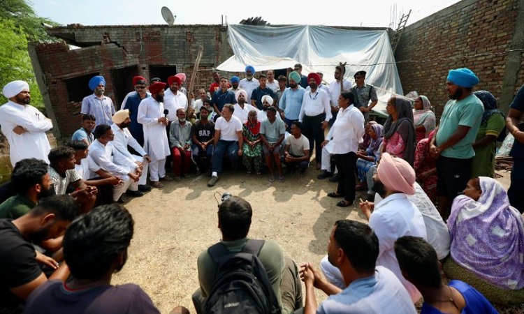 पंजाब में बाढ़ पीड़ित परिवारों के बीच पहुंचे राहुल गांधी, जानमाल के नुकसान व राहत कार्यों का ले रहे हैं जायजा