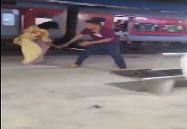 देवरिया रेलवे स्टेशन पर किन्नरों ने आरपीएफ इंस्पेक्टर को लाठी- डंडे से पीटा, देखे वीडियो