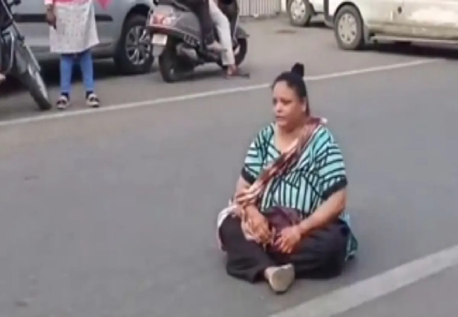 Viral Video : 6 की जगह 4 पानी पुरी खिलाया तो धरने पर बैठ गई महिला , बोले यूजर्स ”मतलब पागलपन की …. ”