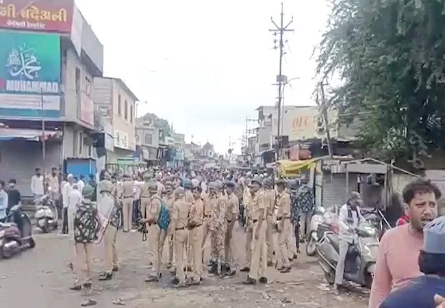 आई लव मोहम्मद को लेकर अब महाराष्ट्र में हुआ विवाद, पुलिस को करना पड़ा लाठीचार्ज