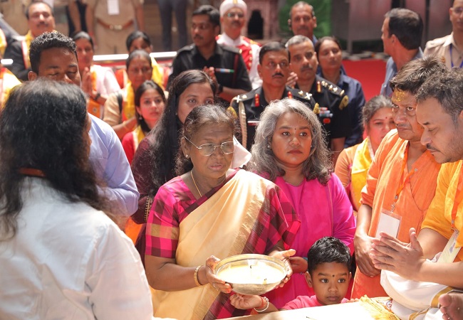 राष्ट्रपति द्रौपदी मुर्मू ने वृंदावन में बांके बिहारी मंदिर में की पूजा- अर्चना, मथुरा में करेंगी श्री कृष्ण जन्मस्थान के दर्शन