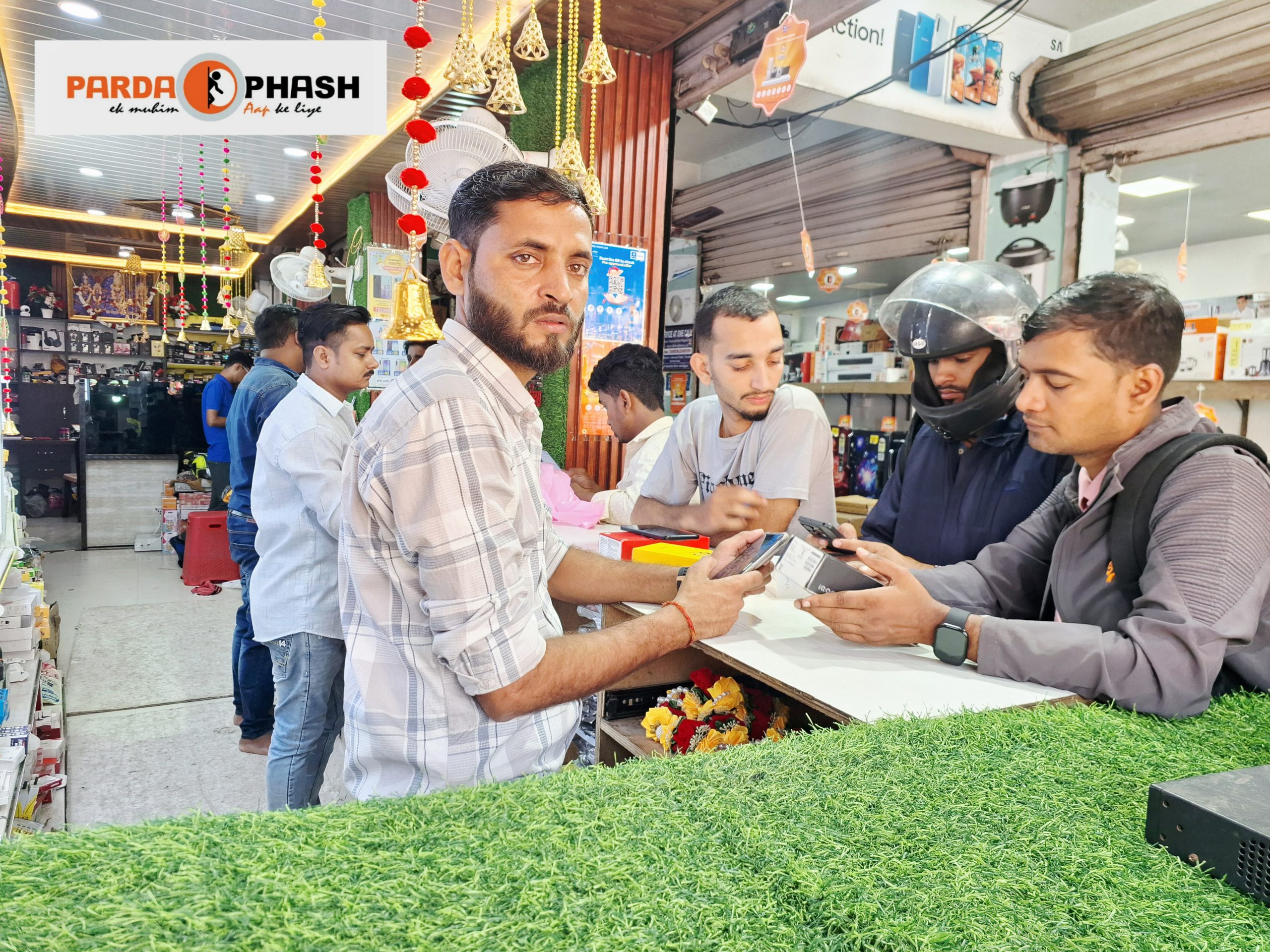 जीएसटी दरों में कटौती से धनतेरस पर बढ़ी रौनक, मोबाइल और इलेक्ट्रॉनिक बाजारों में उमड़ी भारी भीड़