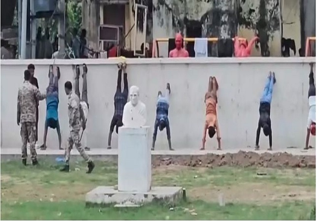 VIDEO-अयोध्या नगर निगम ने ठेले वालों को दी तालिबानी सजा, पहले उल्टा खड़ा किया, फिर कराई उठक-बैठक , महापौर ने दिए जांच के आदेश