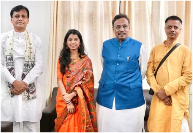 आठ हजार से अधिक वोटो से आगे चल रही है मैथिली ठाकुर