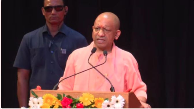 महर्षि वाल्मीकि का भावपूर्ण स्मरण कर सीएम योगी, बोले-रामायण महाकाव्य की रचनाकर भगवान राम के चरित्र से दुनिया को कराया परिचित