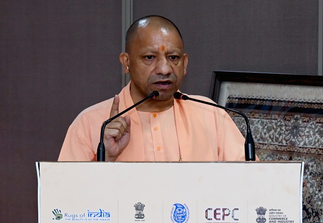 भारत को वैश्विक अर्थव्यवस्था के रूप में स्थापित करने में परंपरागत हस्तशिल्पी और कारीगरों का महत्वपूर्ण योगदान : सीएम योगी