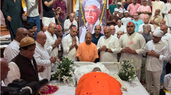 शिव शांति आश्रम के पीठाधीश्वर संत शिरोमणि साईं चांडूराम जी के अंतिम दर्शन कर सीएम योगी ने उन्हें अर्पित की श्रद्धांजलि