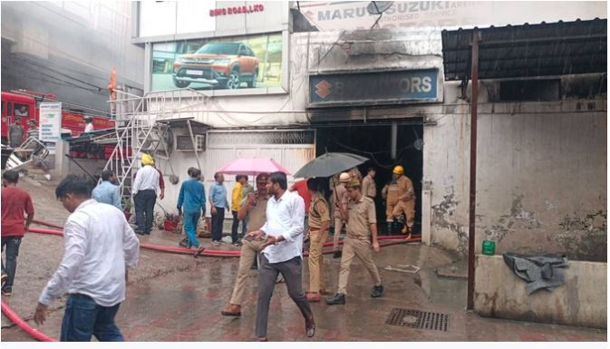 Lucknow News : कार सर्विस सेंटर में लगी भीषण आग, शीशा तोड़कर अंदर घुसे दमकल कर्मी, दहशत में लोग