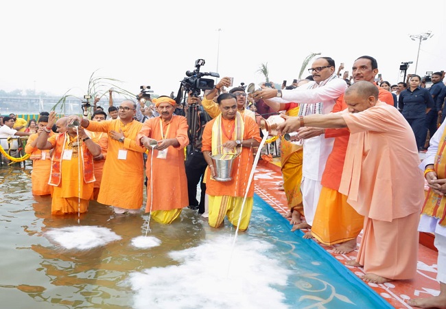 Chhath Puja 2025 : गोमती तट पर पहुंचकर सीएम योगी ने संध्याकाल में अस्ताचलगामी भगवान सूर्य को अर्घ्य देकर की प्रार्थना