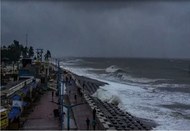 Cyclone Montha LIVE : मोंथा साइक्लोन का देखें ट्रेलर, दहशत में गांव-बस्ती और घर, समंदर से आ रही है तबाही