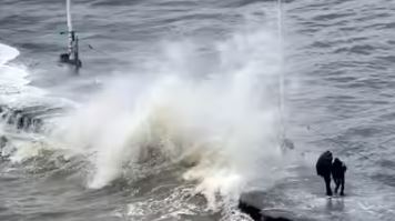 Cyclone Montha : चक्रवात मोन्था की आशंका से तीन राज्य बचाव के लिए तैयार , उड़ानें – ट्रेनें रद्द, रेड अलर्ट जारी  