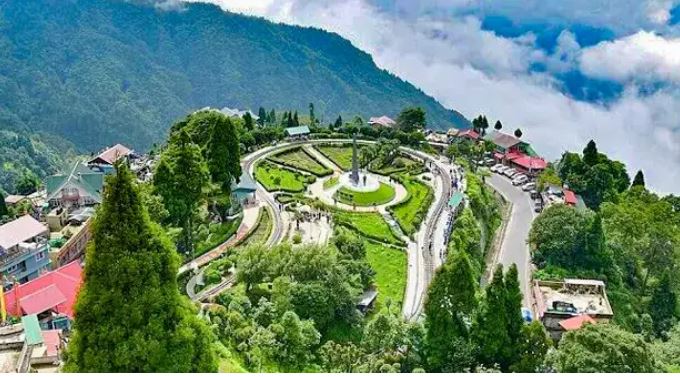 Darjeeling tourist destination : दार्जिलिंग की वादियां प्राकृतिक सुंदरता के लिए फेमस हैं , रोपवे -ट्रैकिंग सबकुछ है यहां