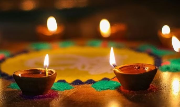 Dhanteras 2025 : धनतेरस पर दीपक जलाने का ये है नियम , जानें दिशा और शुभ मुहूर्त