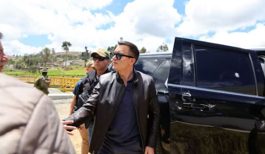 Ecuador President : इक्वाडोर के राष्ट्रपति पर जानलेवा हमला , कार पर गोलियों और पत्थरों से हुआ अटैक