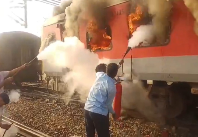Garib Rath Express Catches Fire: लुधियाना से दिल्ली जा रही गरीब रथ एक्सप्रेस में लगी आग, यात्रियों ने ट्रेन से कूदकर बचाई जान