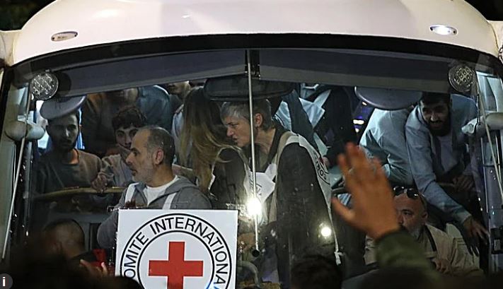 हमास ने शुरू की बंधकों की रिहाई , रेडक्रॉस को सौंपे गए 7 इजरायली होस्टेज