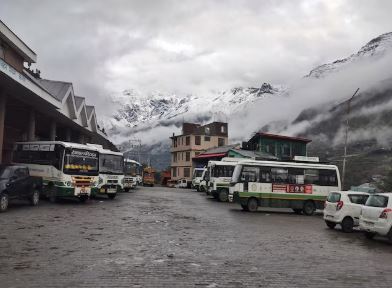 Himachal Snowfall : हिमाचल के ऊंचाई वाले इलाकों में ताजा बर्फबारी , रोहतांग दर्रा बंद , शहरों में ठंडक