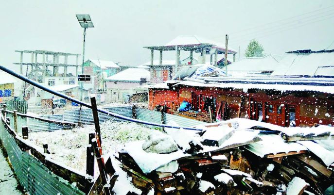 Himachal Weather : हिमाचल में लुढक़ा पारा, तापमान गिरने से ऊनी कपड़ों में लिपटे लोग