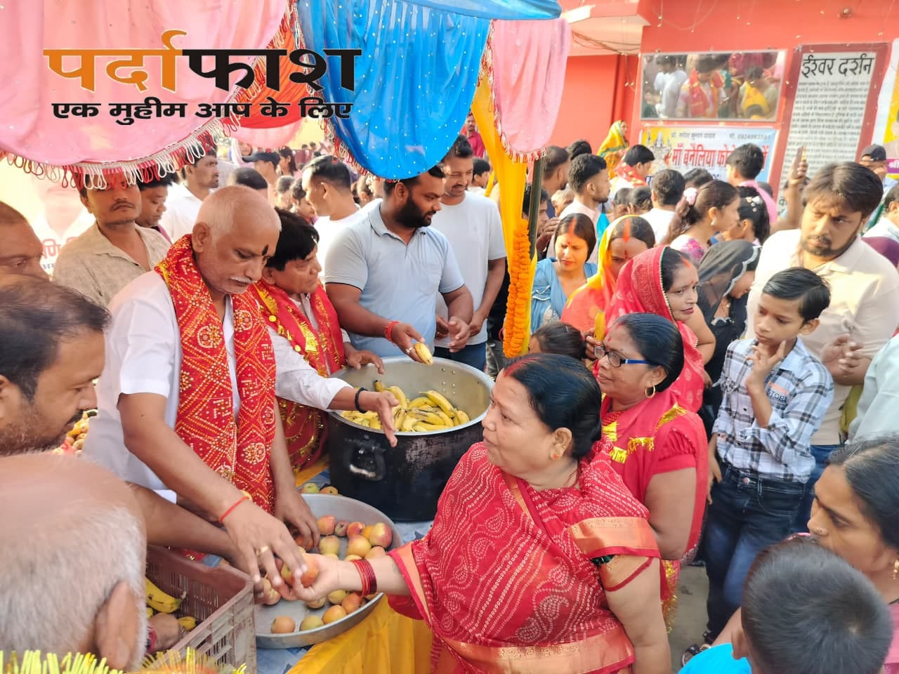 चेयरमैन नौतनवा बृजेश मणि ने माँ बनैलिया का किया दर्शन, भक्तों में बाँटा प्रसाद