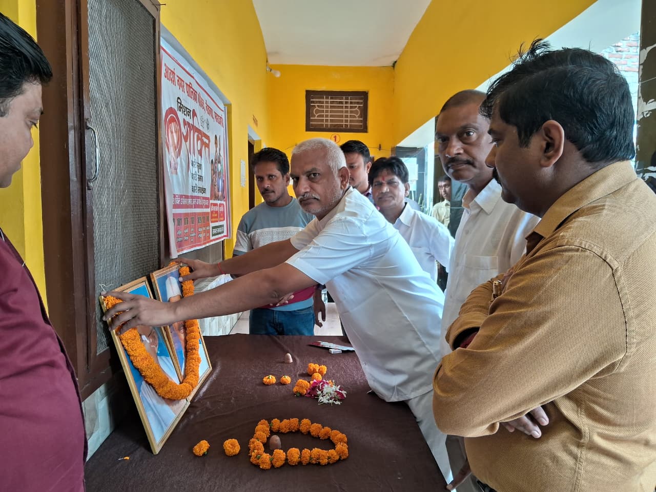 ध्वजारोहण, माल्यार्पण और सफाई अभियान से गूंजा नौतनवा —गांधी-शास्त्री जयंती पर नमन