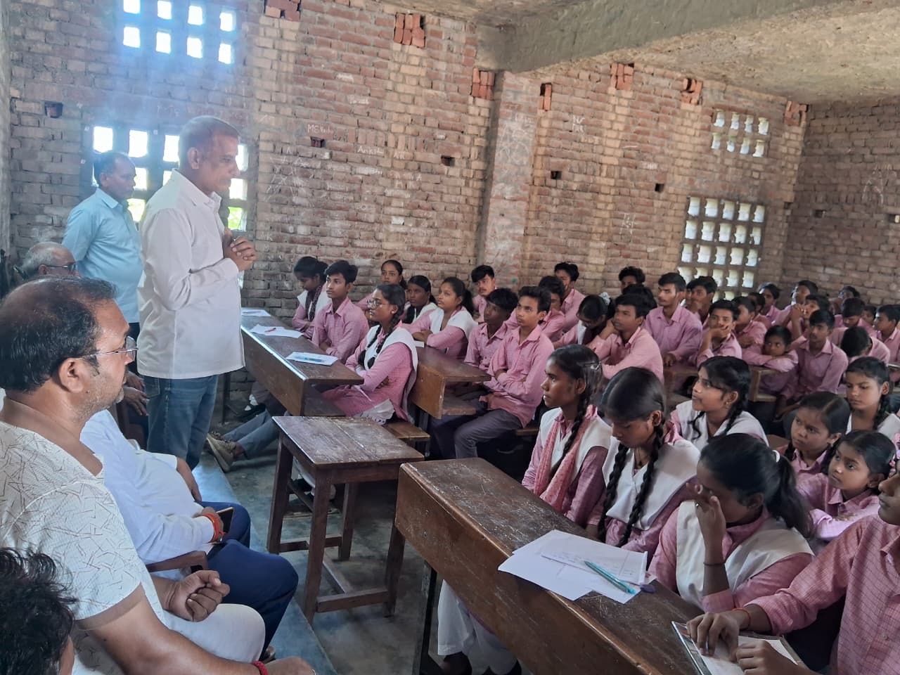 “स्वच्छता के संकल्प के साथ आगे बढ़े पालिका अध्यक्ष — बच्चों को सिखाया स्वास्थ्य का पाठ”