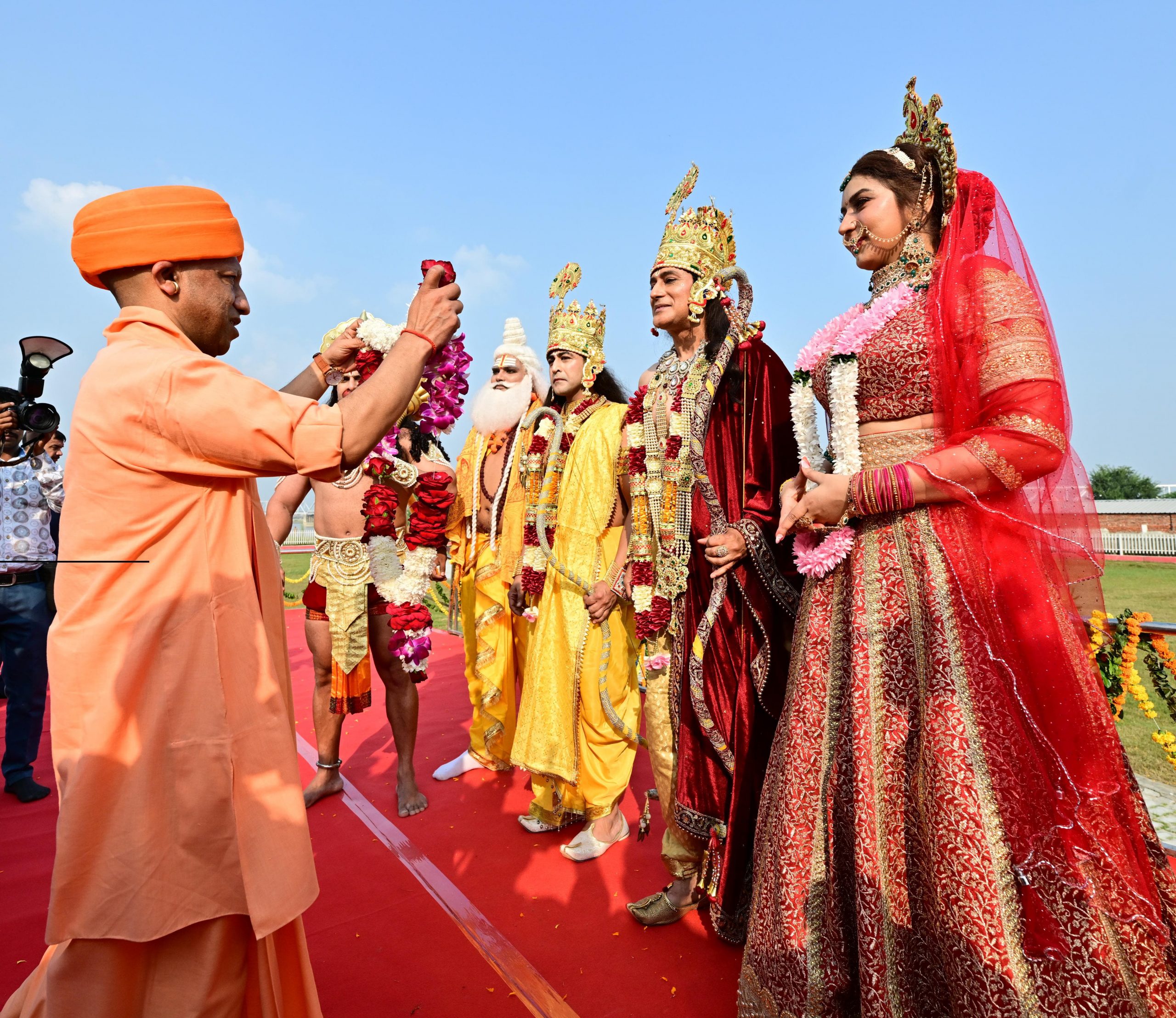 मुख्यमंत्री योगी ने किया राजतिलक, अयोध्या में एक बार फिर जीवंत हो गया त्रेता युग