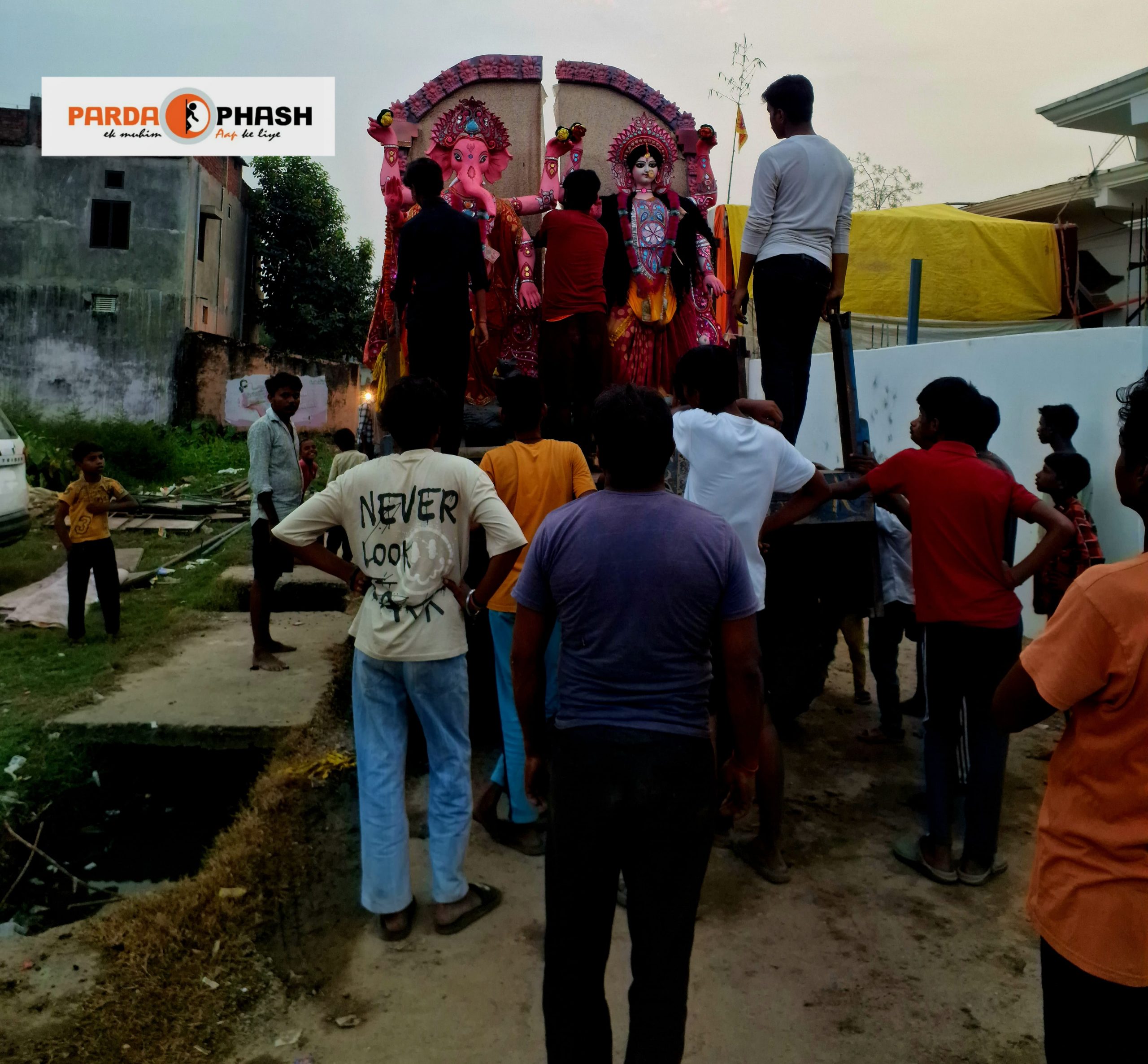 नौतनवा में देर शाम से मां लक्ष्मी प्रतिमाओं का विसर्जन, भक्तों में दिखा अपार उत्साह